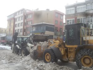 Hakkari'de 400 kamyon kar kent dışına çıkartıldı