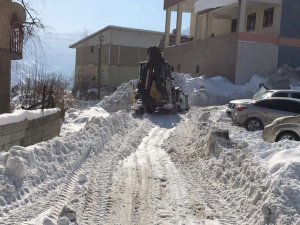 Hakkari'de zorlu kar mesaisi devam ediyor