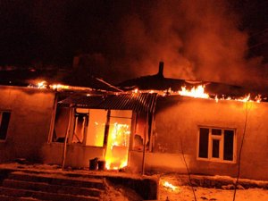 Van'da cinnet geçiren kadın evini ateşe verdi!