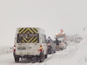 Yüksekova-Şemdinli karayolunda 30 araç mahsur kaldı