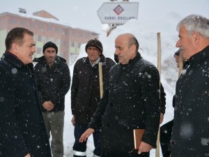Vali Akbıyık karla mücadele çalışmalarını denetledi