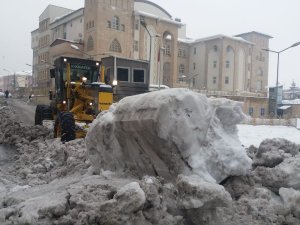 Kent merkezinde karla mücadele sürüyor