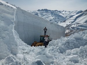 Fidan Tepede kar kalınlığı 20 metreyi buldu