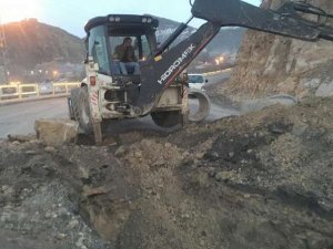Çukurca'da yağmur suyu kanalları onarılıyor