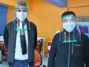 Öğretmenlerden siperlik maske üretimi