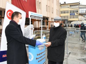 Vali Akbıyık, vatandaşlara maske dağıttı