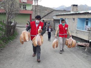 Kızılay 100 aileye ekmek dağıttı