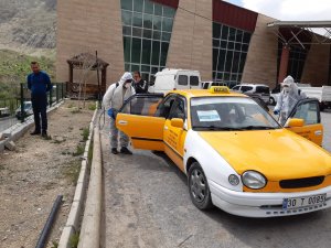 Hakkari’de taksiler dezenfekte edildi