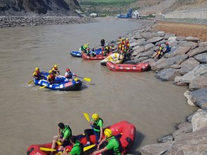 Zap Nehri’nde rafting heyecanı