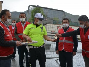 Kızılay ekibi, güvenlik güçlerinin bayramını kutladı