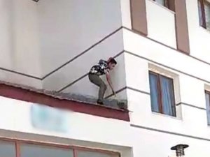 Çatıda mahsur kalan kediyi böyle kurtardı