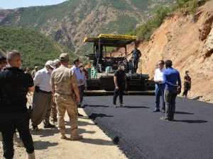Şemdinli’de köy yolları asfalta kavuşuyor
