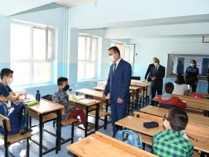 Vali  Akbıyık’ okulları ziyaret etti