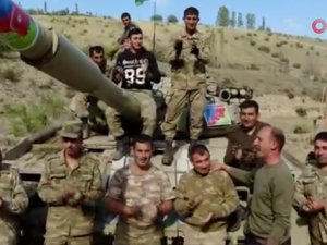 Ermenistan tankının üzerinde zafer şarkısı