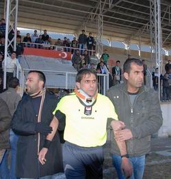 MAÇTA HAKEMİ HASTANELİK ETTİLER