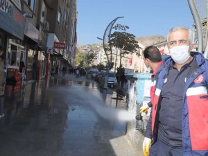 İtfaiye ekibi caddeleri dezenfekte etti