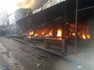 Halk pazarında korkutan yangın