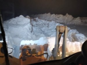 Yüksekova’da kardan kapanan yol açıldı
