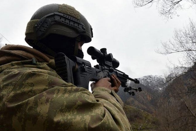 Hakkari'de 2 kadın PKK'lı teslim oldu