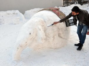 Hakkarili gençler kardan fil yaptı