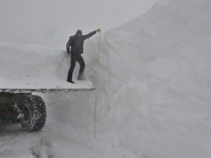 Muş'ta 4-5 metre karla mücadele