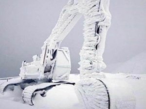 İş makinası buz tuttu