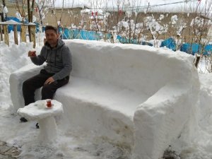Kardan yapılan koltukta çay keyfi