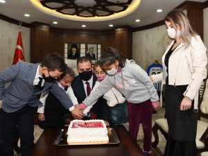 Şehit torunlarından Vali Akbıyık'a doğum günü sürprizi
