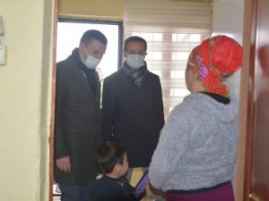 Vali yardımcısı Kılıç aileleri evlerinde ziyaret etti