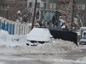 Kar çalışmasına düzensiz araç parkı engeli