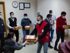 Kızılay'dan sağlık çalışanlarına ikram paketi