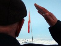 Öztepe ailesi 37 yıldır bayrak nöbeti tutuyor