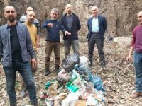 Duyarlı vatandaşlar Piknik alanında çöp topladı