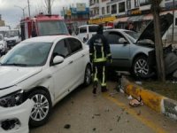 Otomobiller çarpıştı: 3 yaralı