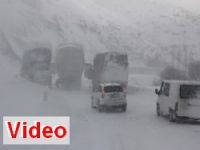 Bitlis yolundaki tehlikeyi Hakkaritv görüntüledi