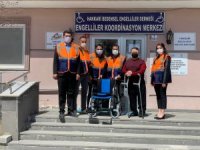 Engellilere tekerlekli sandalye desteği