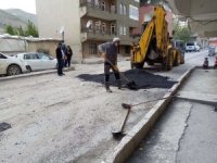 Hakkari'de asfalt yama çalışmaları başlatıldı