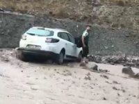 Van’da sel nedeniyle araçlar mahsur kaldı