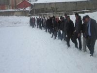 Kurum çalışanları karları ezidi