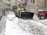 Mahalle yolları buzlardan temizleniyor