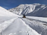 Karda kapanan köy yolları ekipler tarafından açılıyor