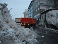 Hakkari'de 500 kamyon kar şehir dışına çıkartıldı