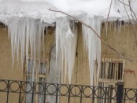 Yüksekova'da her yeri buz kesti