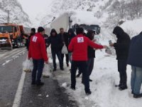 Kızılay ve AFAD yolda kalanlara kumanya dağıttı