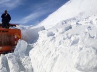 Karayolunda ekiplerin üzerine çığ düştü