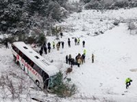 Yolcu otobüsü şarampole devrildi: 3 ölü, 15 yaralı