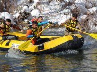 Eksi 10 derecede rafting antrenmanları yapıyorlar