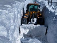 6 metrelik kar tünellerinde zorlu çalışma