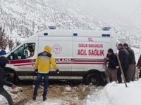Yolda mahsur kalan ambulans kurtardı