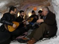Kar tünelinde mum ışığında müzik ziyafeti